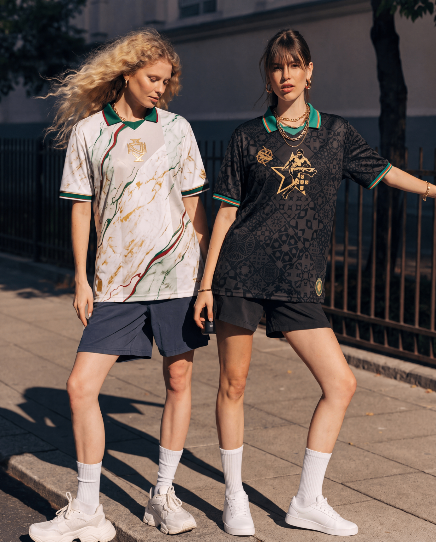 Editorial football con camisetas estilo varsity
