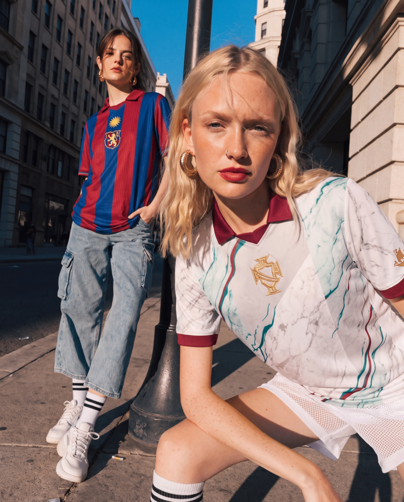 Editorial streetwear con camisetas de clubes